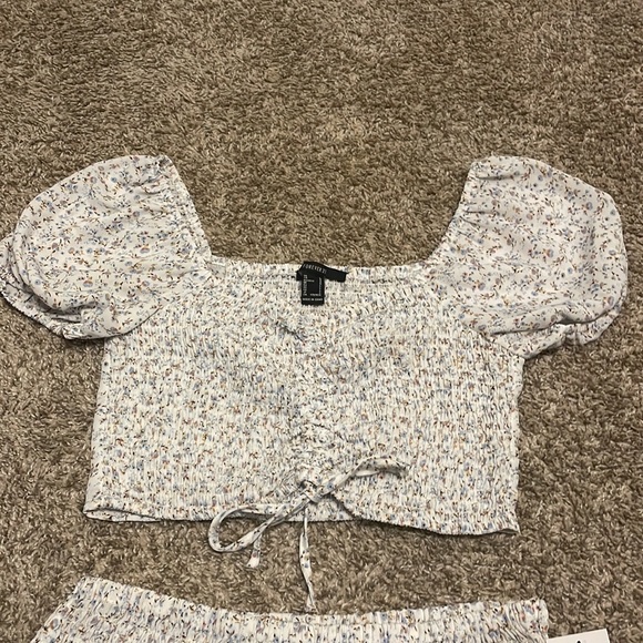 Forever 21 Womens 2 piece set NWT, size large, smocked with floral print - Picture 5 of 5